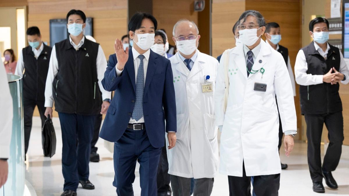 總統賴清德今(19日)上午訪視台大醫院癌醫中心分院。(圖/總統府提供)