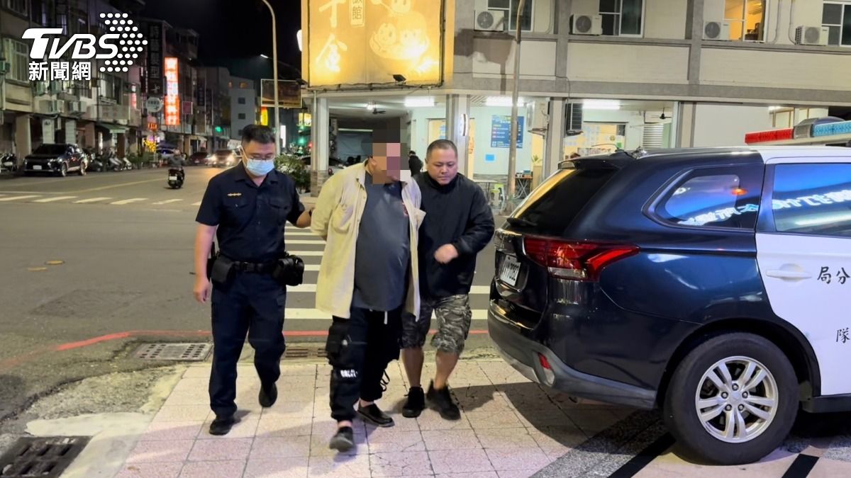 高雄晚間傳槍響！車手拒捕突衝撞　警連轟2槍「1人還在逃」