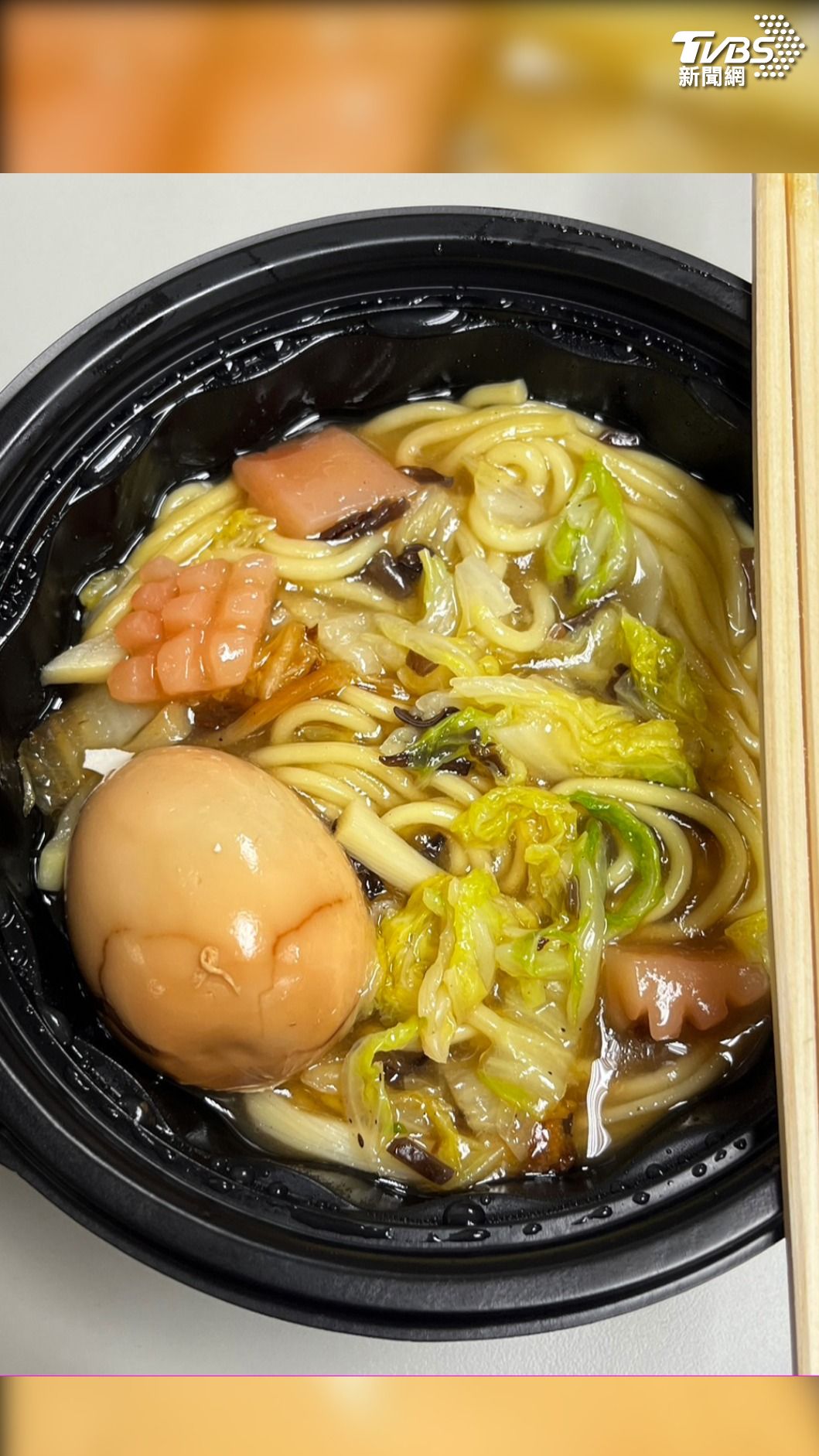 一名網友po文,去超商買一款素魷魚羹麵,讓他懷疑:這是素食?(圖/threads@jiayan_1128)