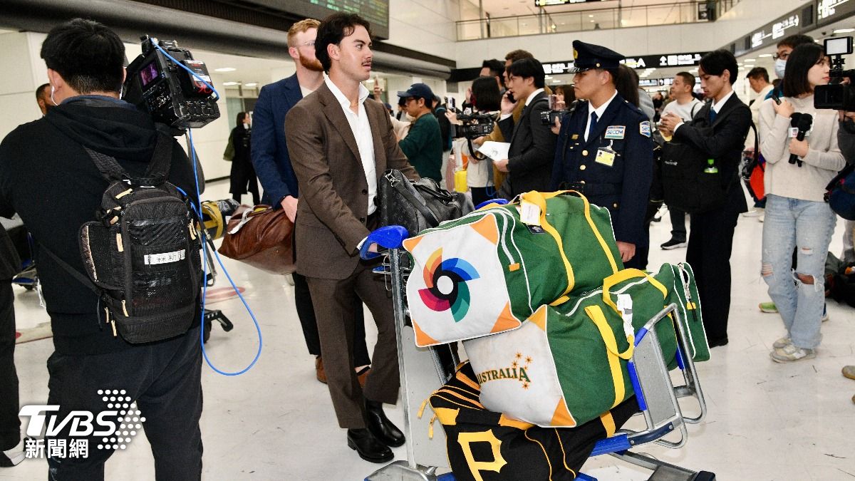 澳洲隊、日本隊、台灣隊搭乘華航CI104包機前往東京,於今日下午抵達。(圖/胡瑞麒攝)
