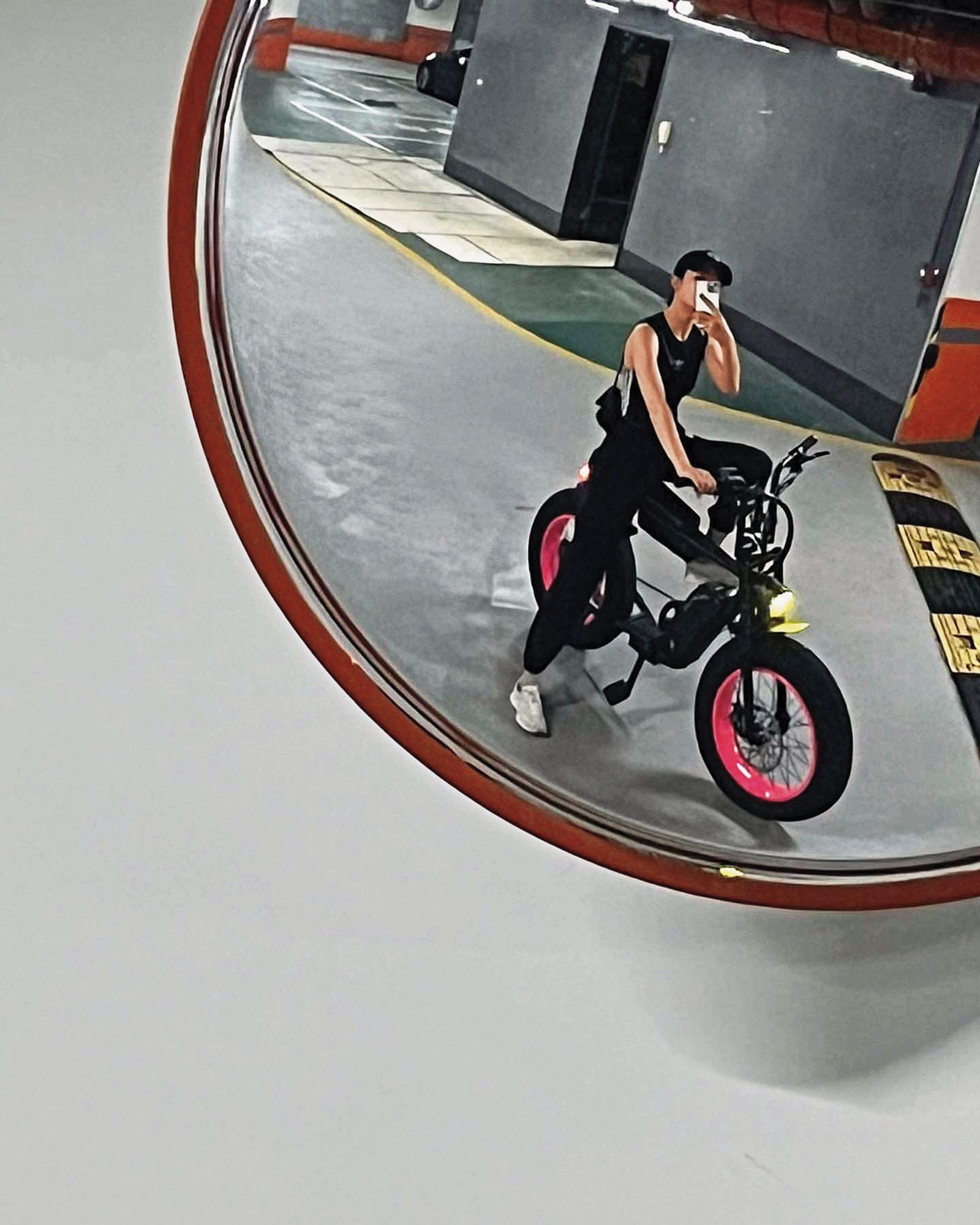 大根的空姐女友也騎著類似款電輔自行車,曬愛得低調但仍被抓包。(圖/翻攝自喬登IG)