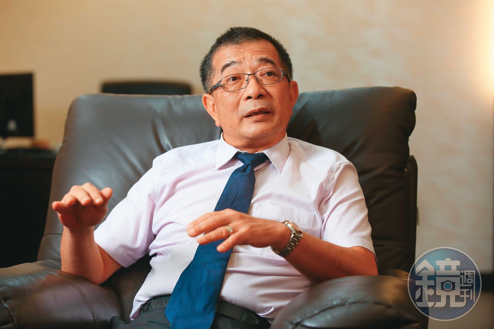 牙材廠老董鄭鴻君(圖)花32萬元找槍手代寫論文,取得博士學位。(圖/鏡週刊)