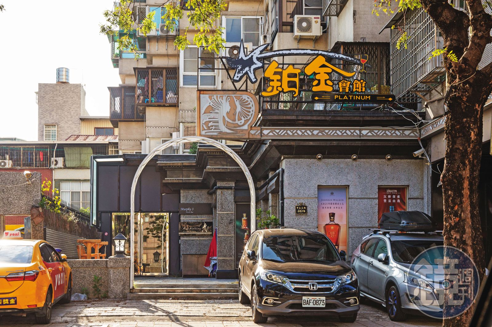 鉑金會館位在高雄三多商圈,陳啟昱常和光電業者在此密會討論合作案。(圖/鏡週刊)