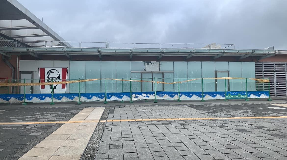 肯德基桃園高鐵店拉起封鎖線。(圖/翻攝自我是青埔人臉書)