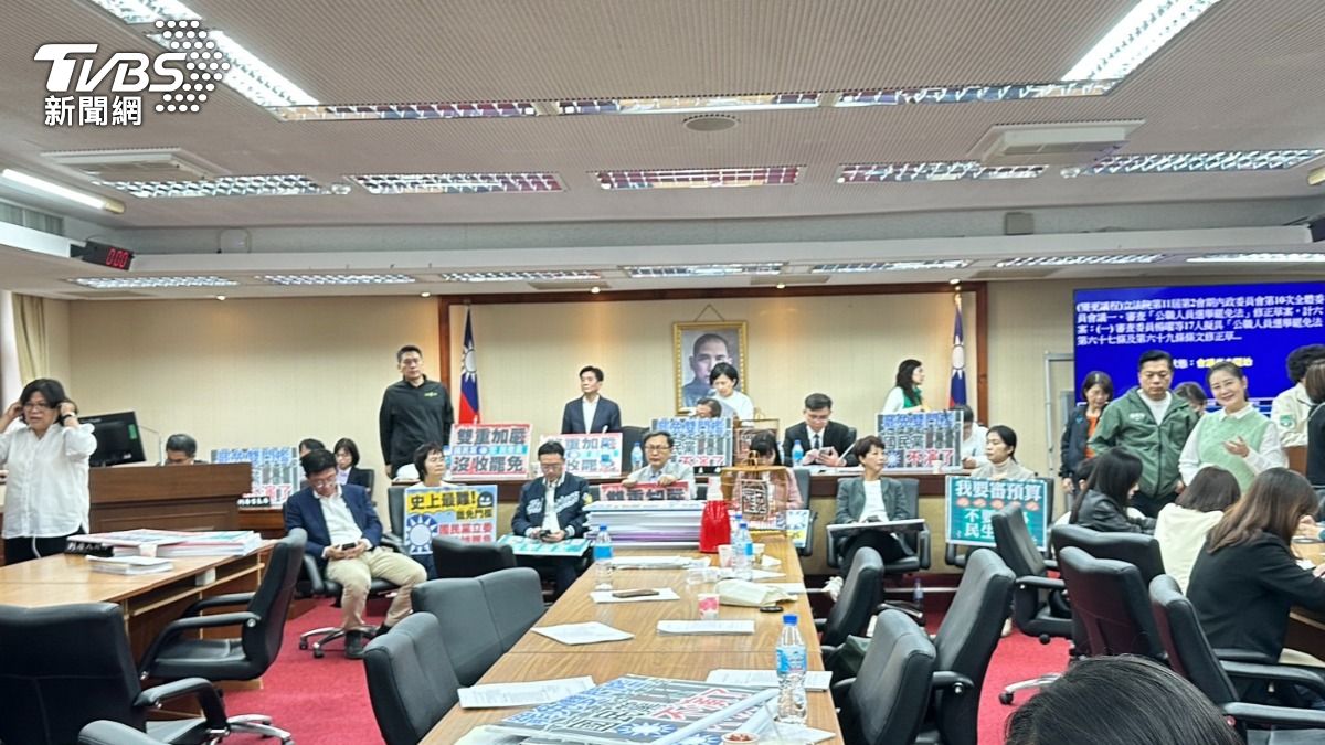 內政委員會審《選罷法》 綠憂藍白強渡「凌晨4點半占主席台」