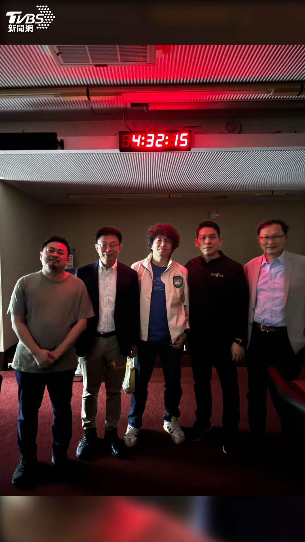 民進黨立委沈伯洋貼出甲動照。（圖／翻攝自沈伯洋threads）