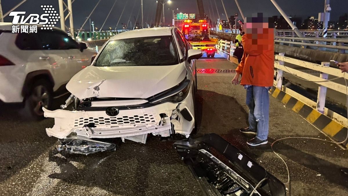 女子上路試駕，不慎撞毀試乘車。（圖／TVBS）