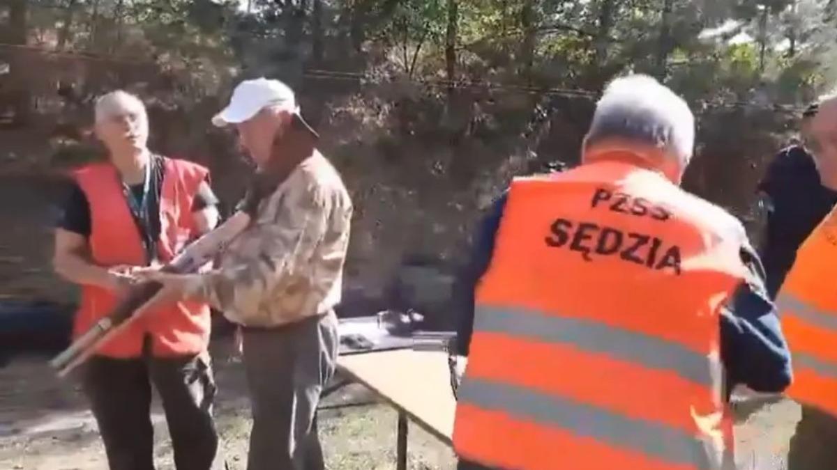 工作人員在未檢查安全裝置下便將槍枝擺到桌上。(圖/翻攝自X@visegrad24)