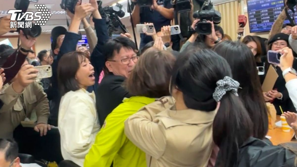 國民黨立委林思銘遭推倒。(圖/林茜妤攝)