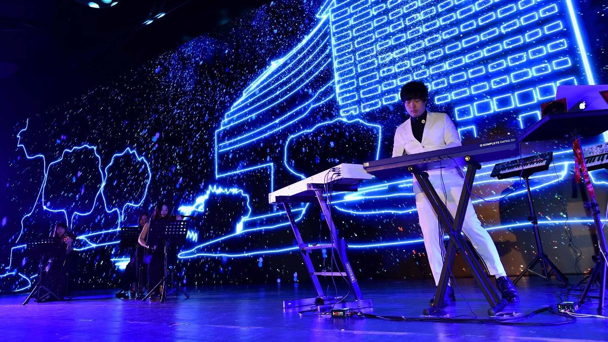 蔣榮宗對於在1000吋LED螢幕牆演奏直呼很新奇。(圖/ZONG MUSIC榮宗蔣音樂國際公司提供)