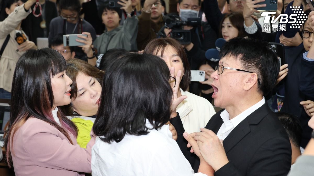 審《選罷法》爆衝突!林思銘遭女綠委推倒「西裝撕裂」 藍喊:別亂摸