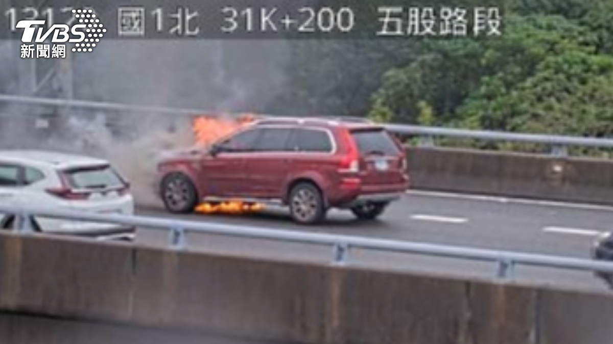 快訊/五楊高架火燒車 「瑞典坦克」突竄火駕駛驚險逃生