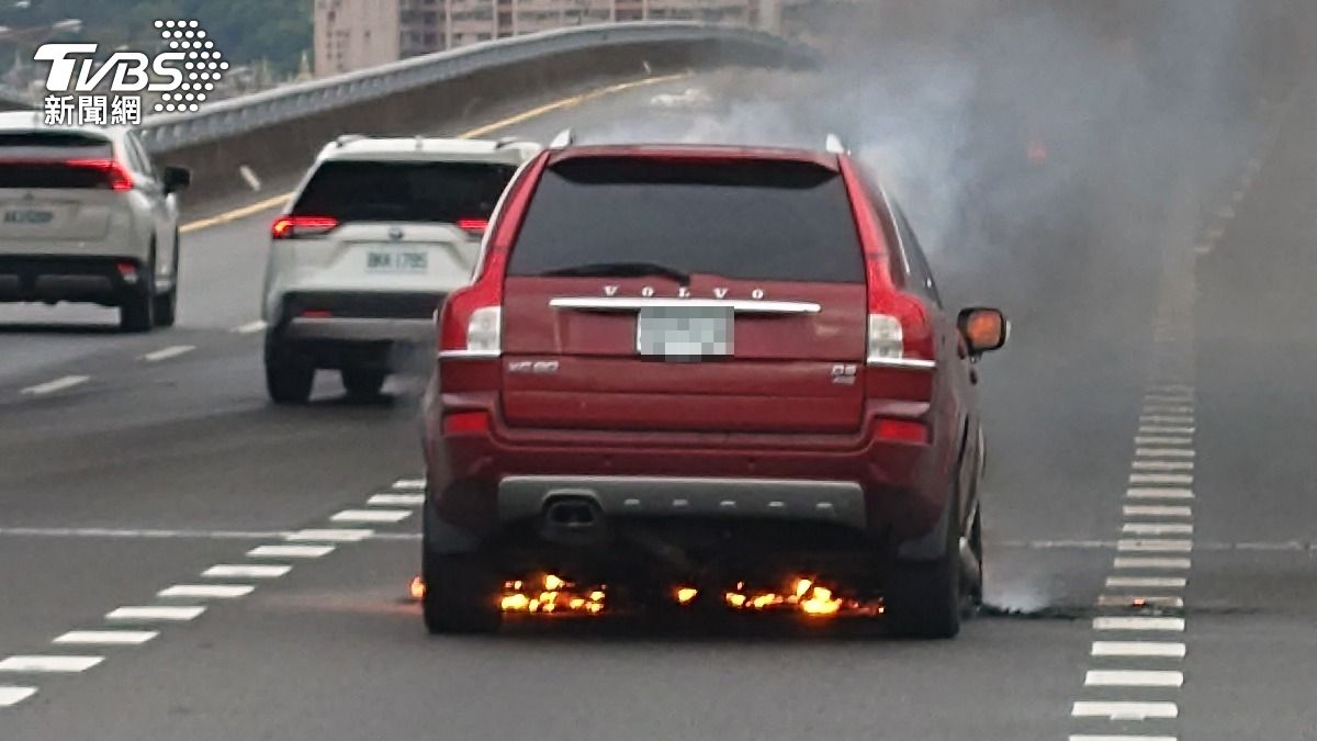 休旅車行駛在國道上突然起火燃燒。（圖／TVBS）