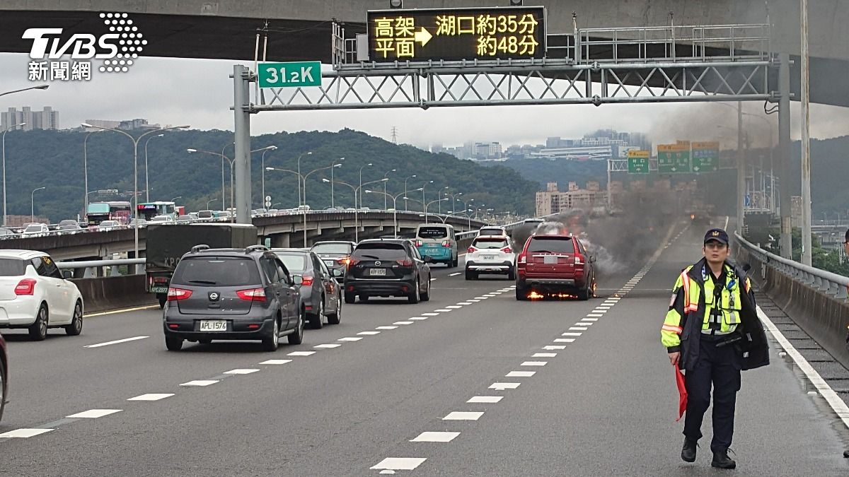 休旅車行駛在國道上突然起火燃燒。（圖／TVBS）