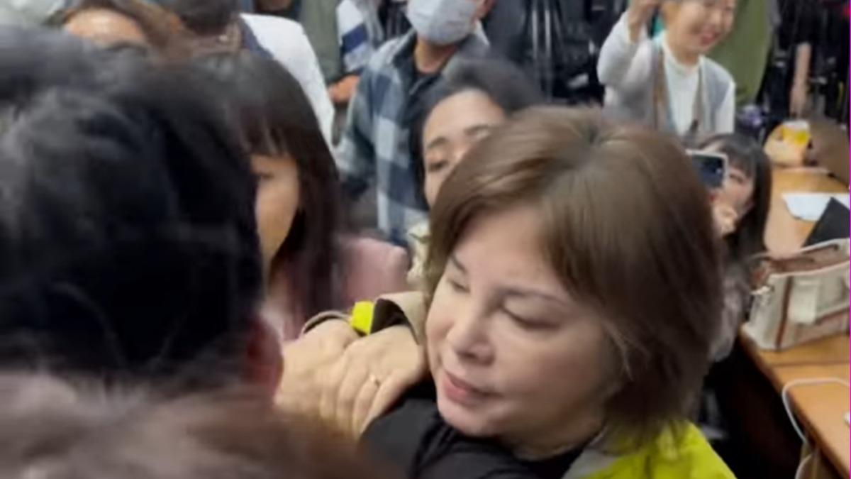 立院爆衝突！綠委佔主席台不審《選罷法》　賴惠員控徐巧芯架脖