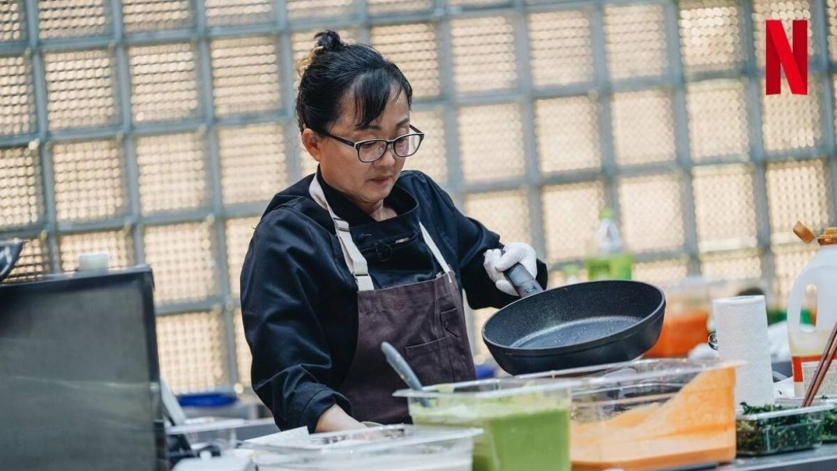 李美英廚師在《黑白大廚》節目中則以「讓人回憶起童年的味道」獲得評審的高度評價。(圖/翻攝Netflix)