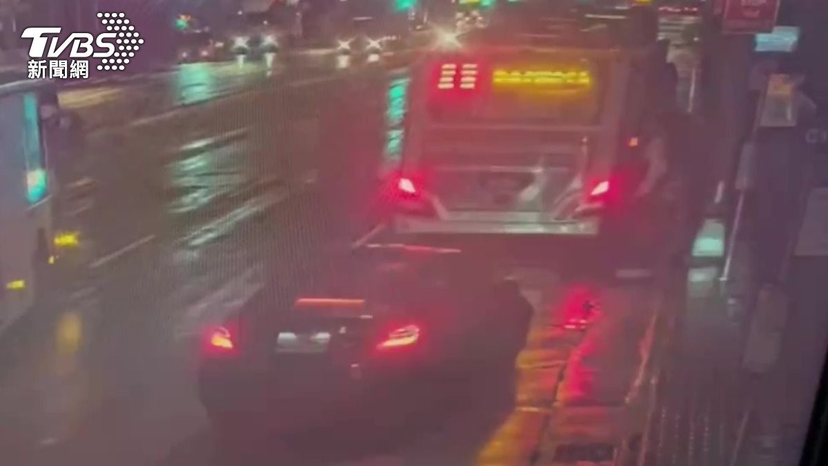 賓士車撞擊前公車正在上下乘客。（圖／TVBS）