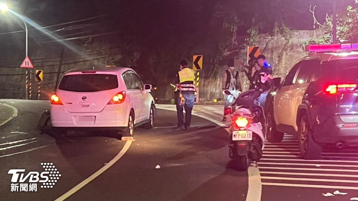 高雄騎士酒駕上路茫到自摔 慘「噴進汽車底」斷手送醫