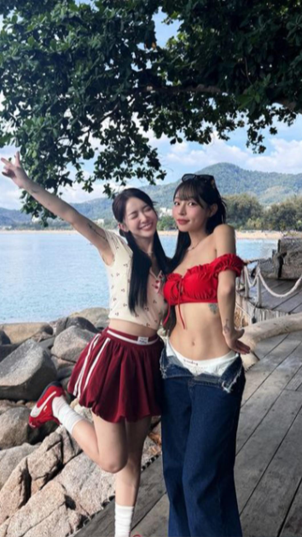 林襄(右)露出白色內褲頭,十分誘人。(圖/翻攝自林襄IG)