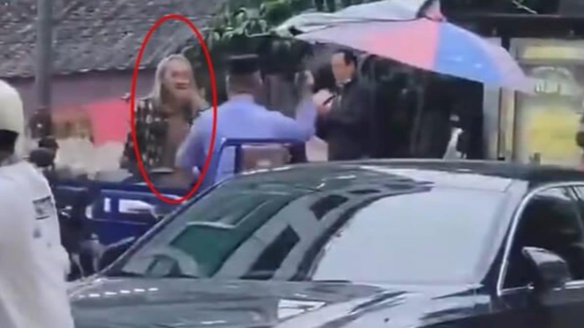 廣東傳出有老人隨機揮刀，警察到場後雙方對峙。（圖／翻攝自X@whyyoutouzhele）