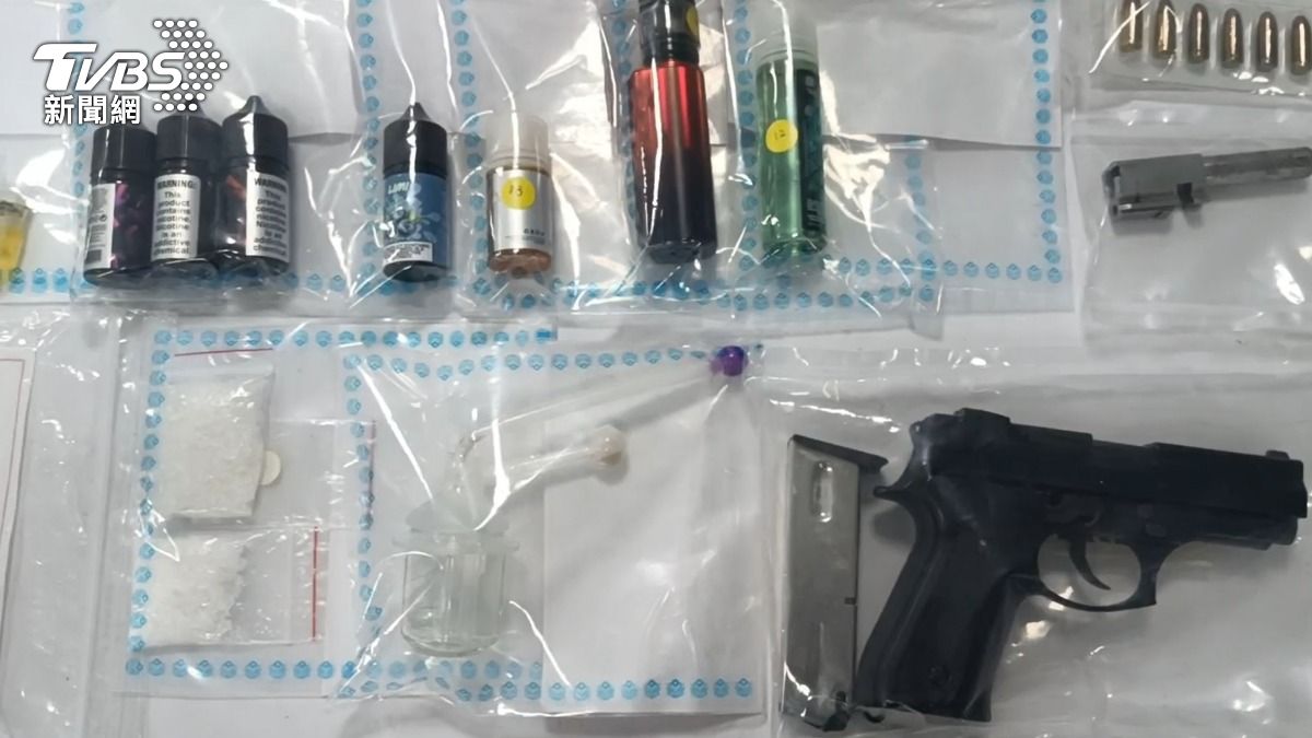 警方查扣毒品、改造手槍。(圖/TVBS)
