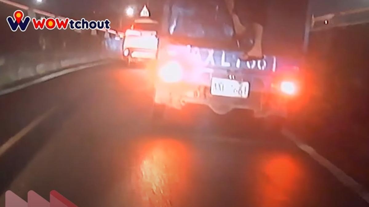 中國古拳法傳人是你?外國男「吊掛貨車」無力跌落險遭輾