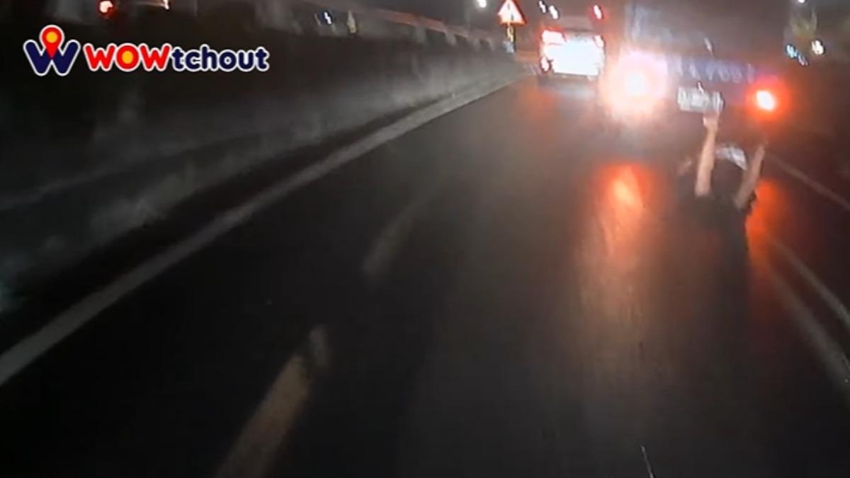 男子突然掉落險遭後車輾過。（圖／WoWtchout - 地圖型行車影像分享平台）