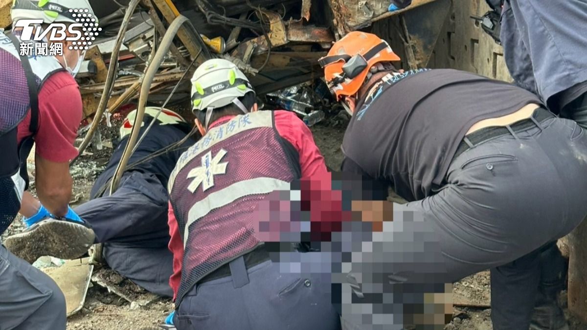快訊/吊繩突鬆脫墜海!高雄港吊車翻覆 司機來不及逃重壓亡