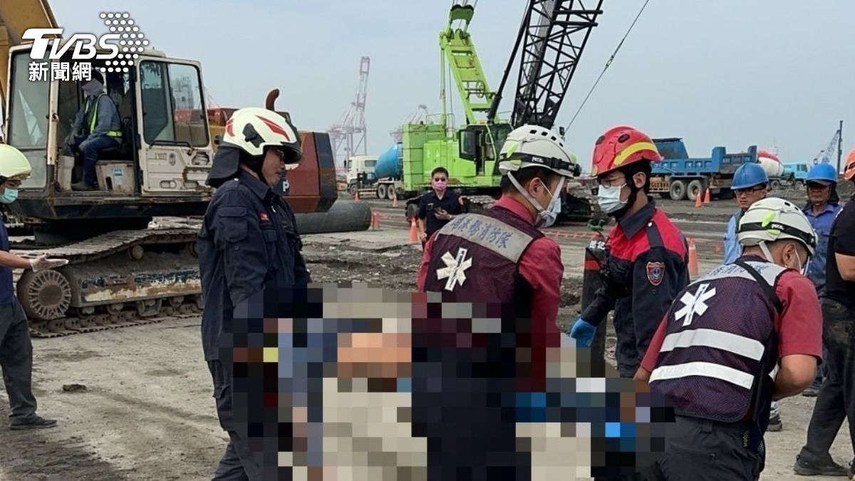 吊車司機緊急跳車，卻來不及遭吊車壓住。（圖／TVBS）