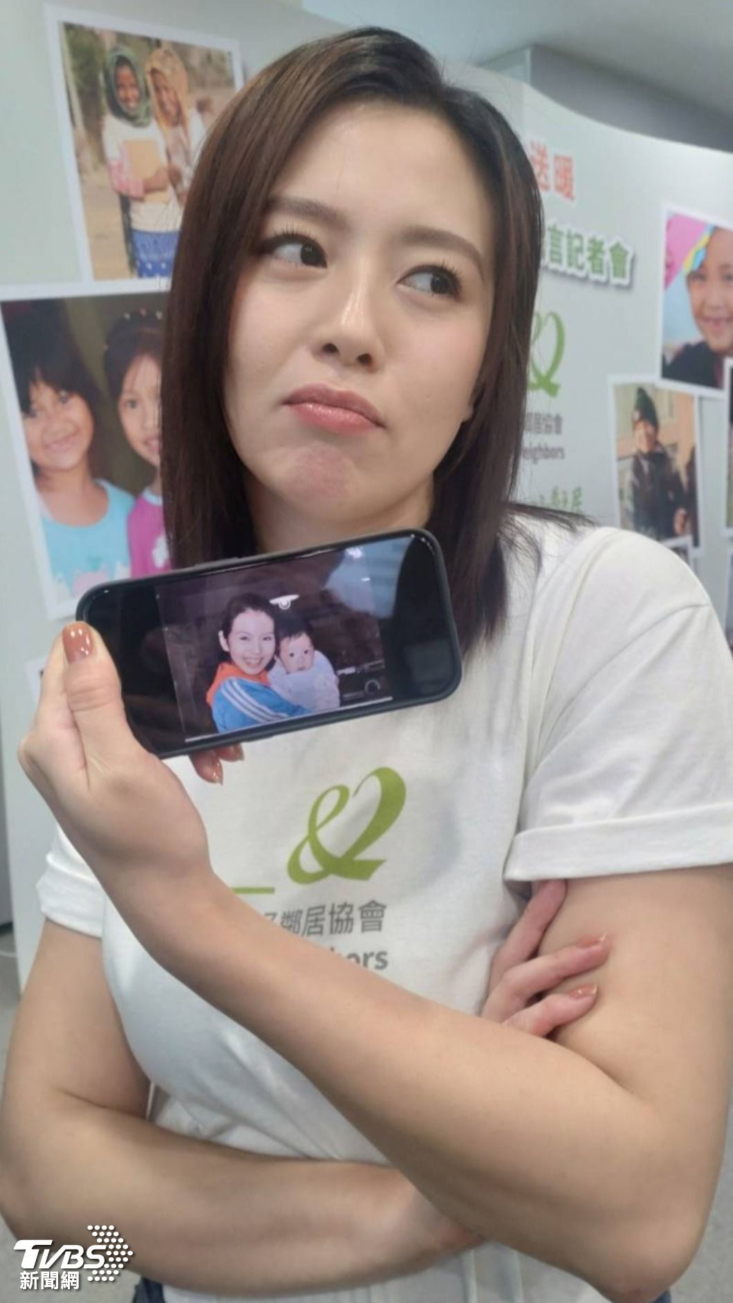 劉品言抱著助理小時候的照片。(圖/羅凌筠攝)