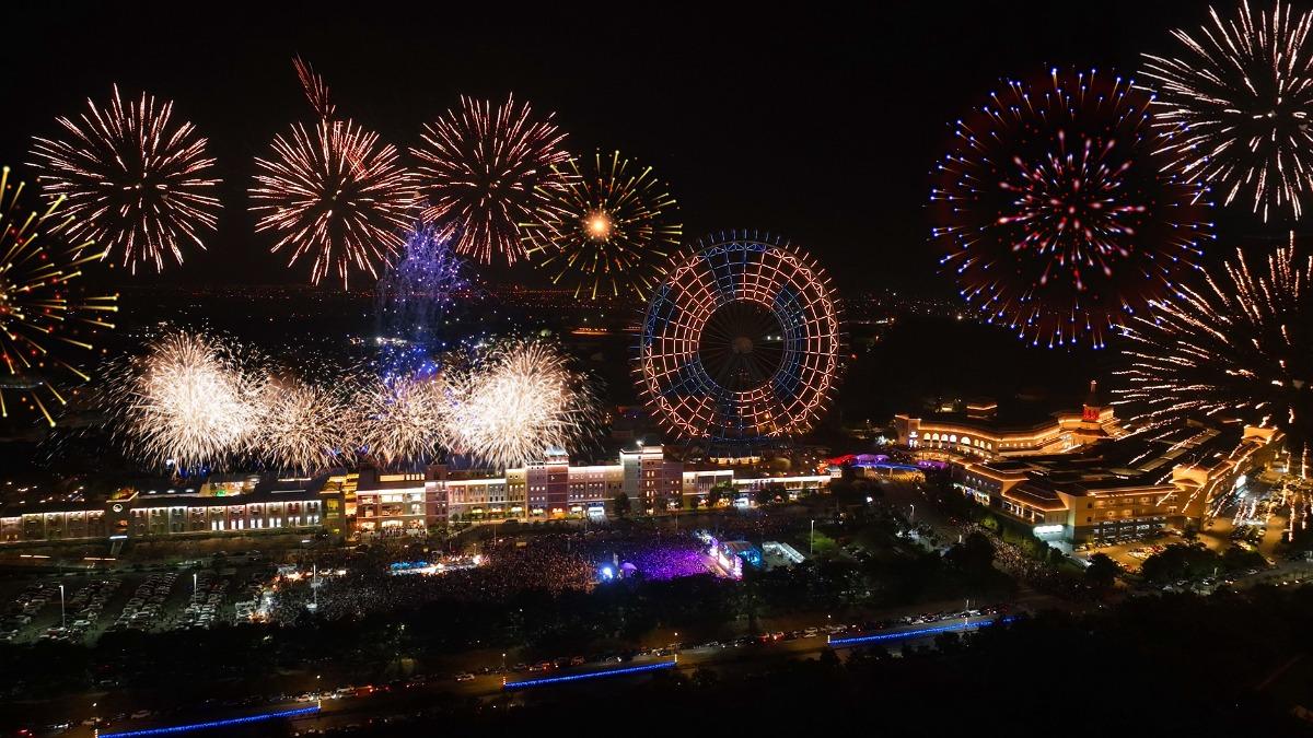 跨年倒數時刻還有全台最大的「天空之夢」摩天輪動畫秀,加上煙火秀。(圖/麗寶樂園提供)