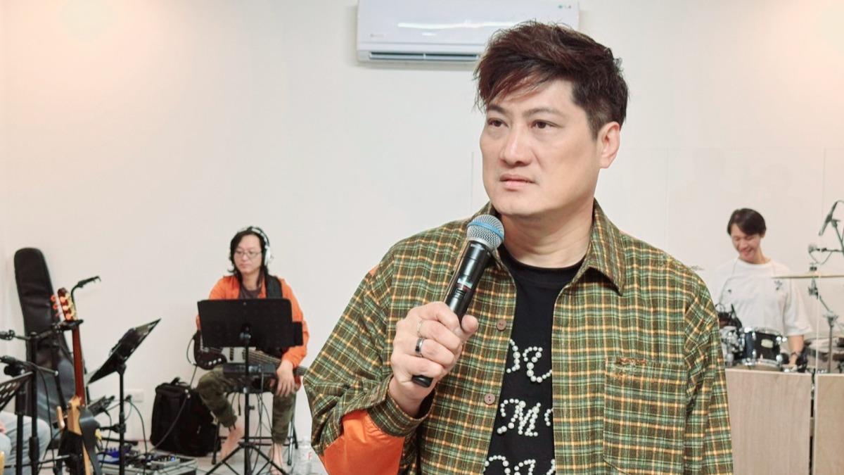 芒果王子遭3朵花包圍開唱!正宮「真實反應」曝光