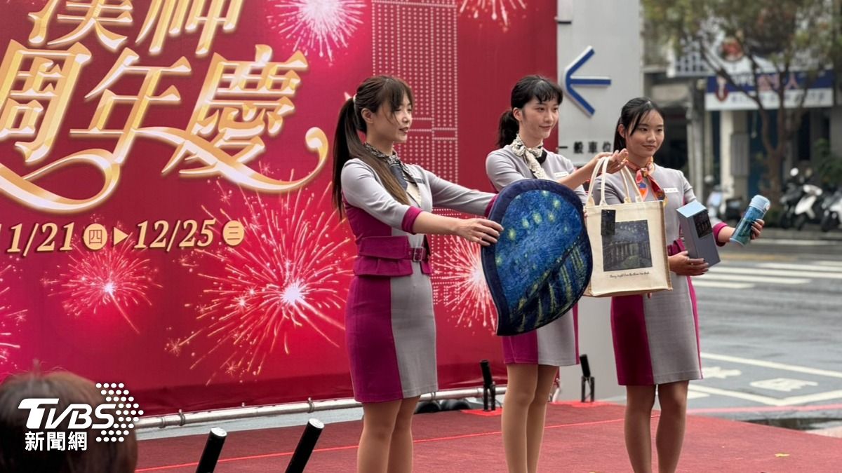 特別推出以梵谷名畫「隆河上的星夜」為主題的星夜閃耀會員禮。(圖/林雅婷攝)
