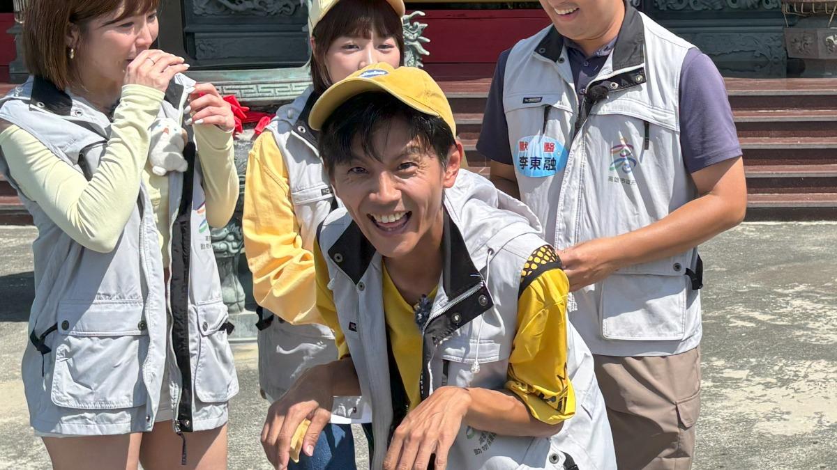 阿翔扮演狗狗。(圖/民視提供)