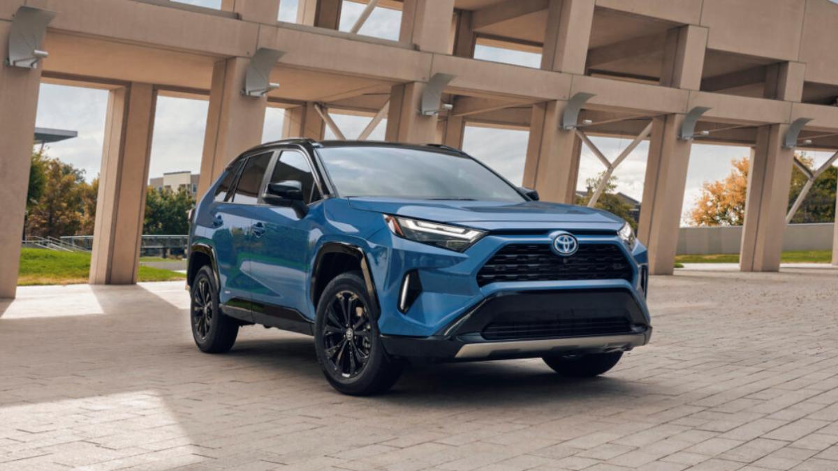 2025年式RAV4的6個車型統一會追加曜黑霧燈飾條與曜黑車外後視鏡。（圖／Toyota）