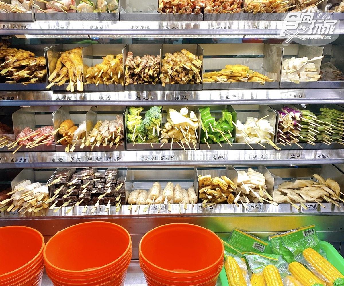 「焦糖楓」現點現烤且不經過油炸，最低20元就能吃，最貴的烤魷魚也只要99元。（圖／食尚玩家提供）