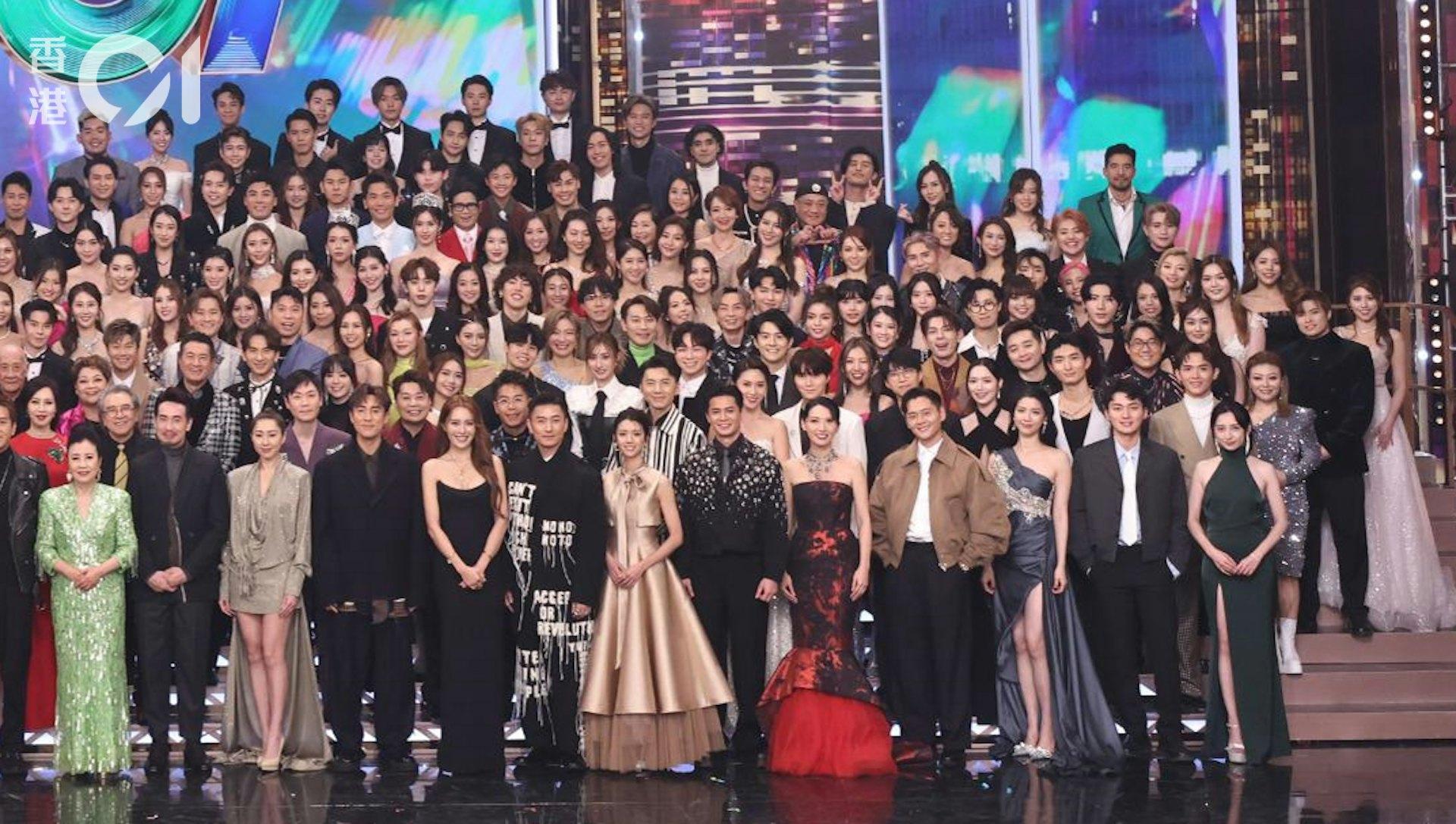 以汪明荃為中心，右邊藝人站位。（圖／香港01）