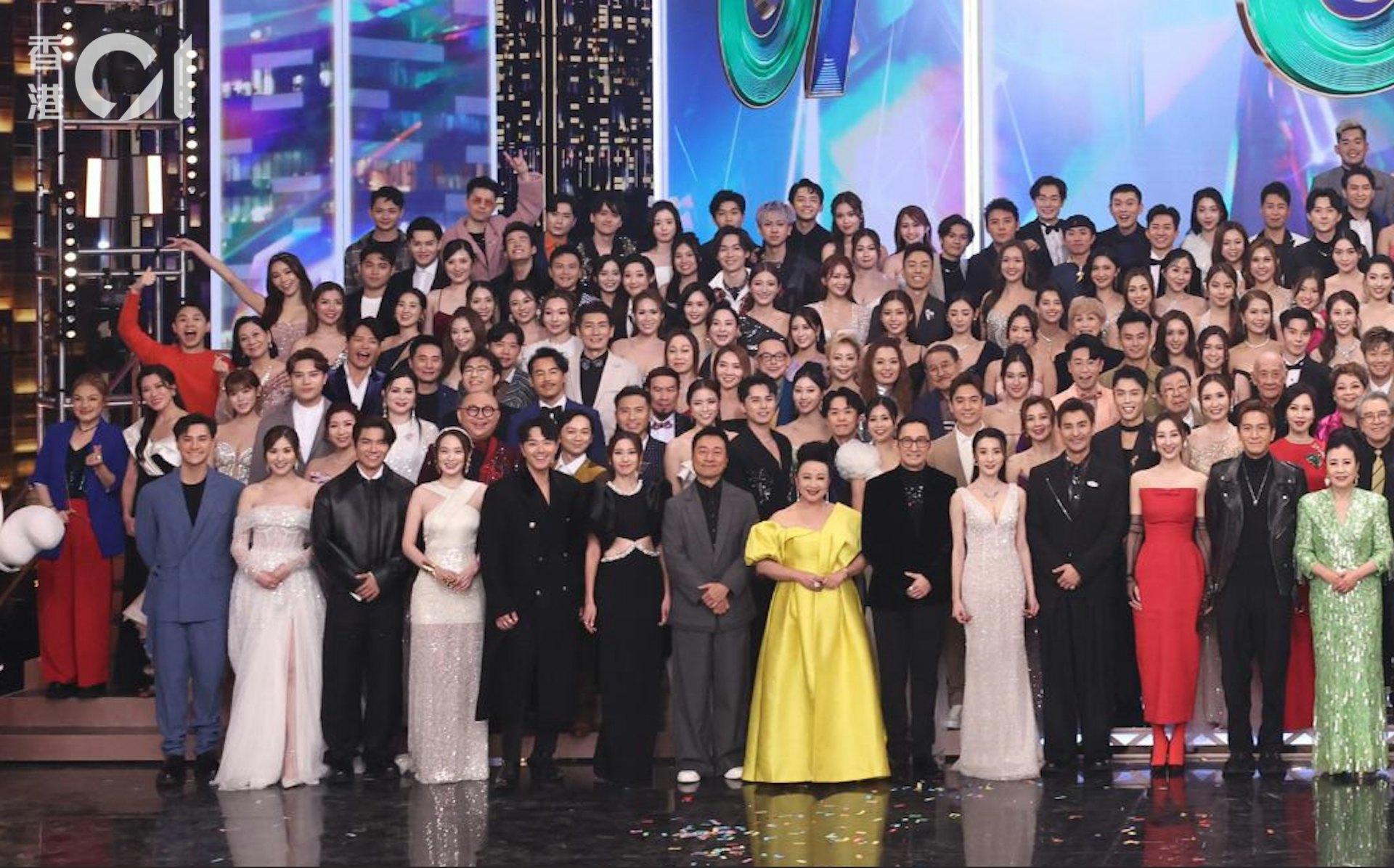 以汪明荃為中心，左邊藝人站位。（圖／香港01）