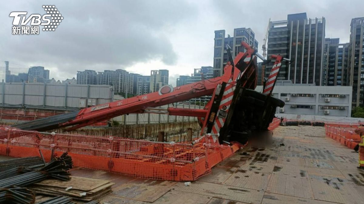 土城45噸吊車疑超重吊掛翻覆 駕駛跳車來不及逃被「重壓慘死」