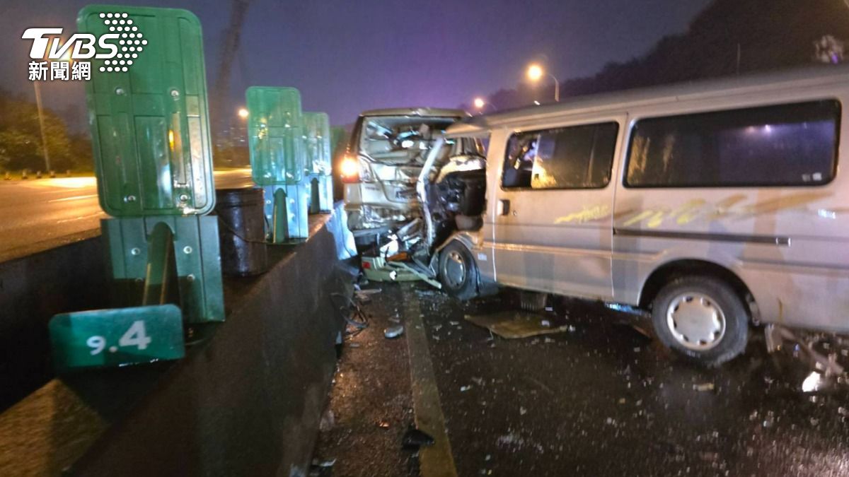 國1汐止段3車連環事故!廂型車猛撞拋錨車 駕駛斷腿送醫