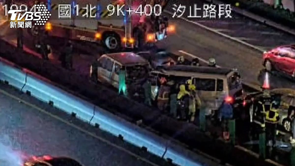 國道昨日深夜發生3車連環事故，造成4人受傷送醫。（圖／TVBS）