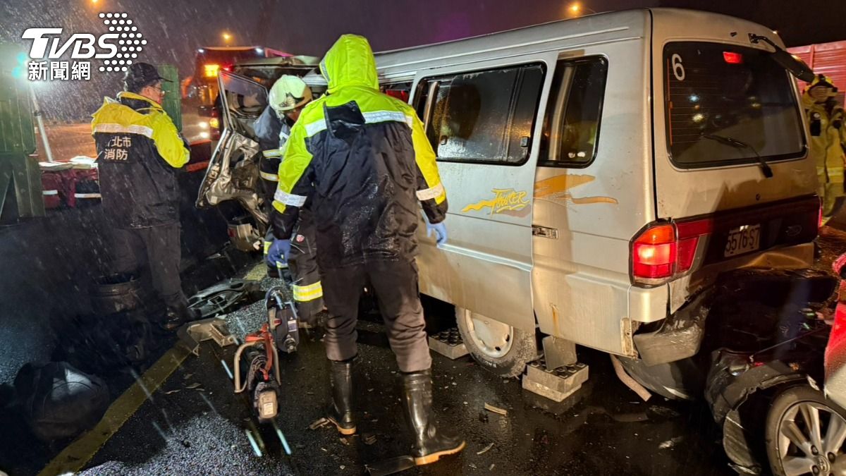 國道昨日深夜發生3車連環事故，造成4人受傷送醫。（圖／TVBS）