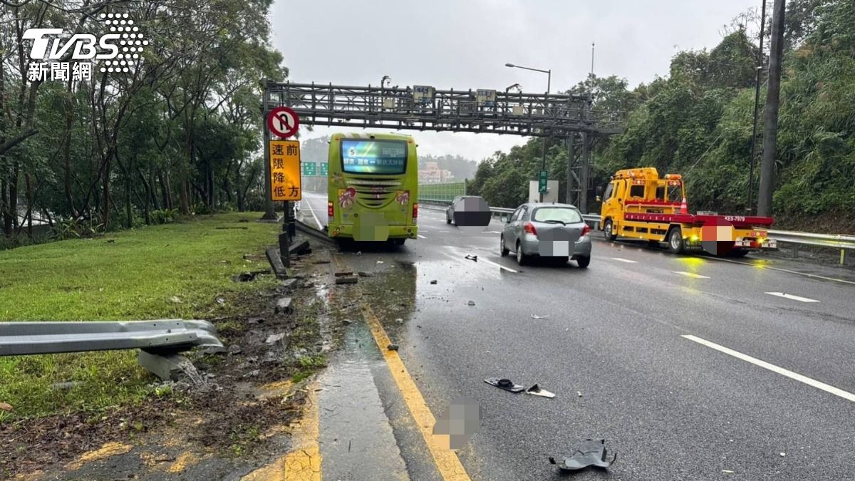 客運疑似未保持安全距離，追撞前方3輛小轎車，護欄也被撞破。（圖／TVBS）