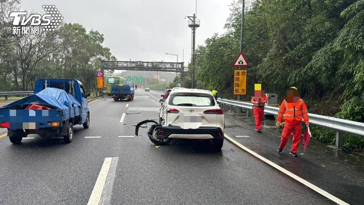 客運疑似未保持安全距離，追撞前方3輛車。（圖／TVBS）
