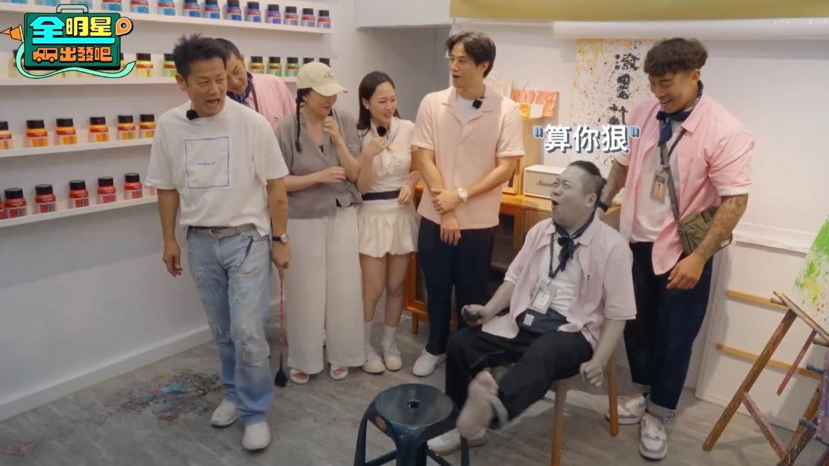 徐乃麟（左）出動愛的小手狠打卜學亮。（圖／好看娛樂提供）