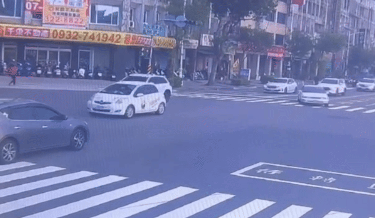 高雄父酒駕騎車撞左轉車慘噴飛。(圖/TVBS)