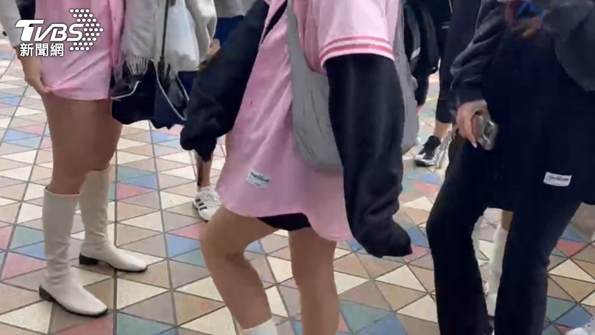 目前東京溫度僅10度以下,峮峮與其他女孩竟然還穿著短褲現身。(圖/TVBS)