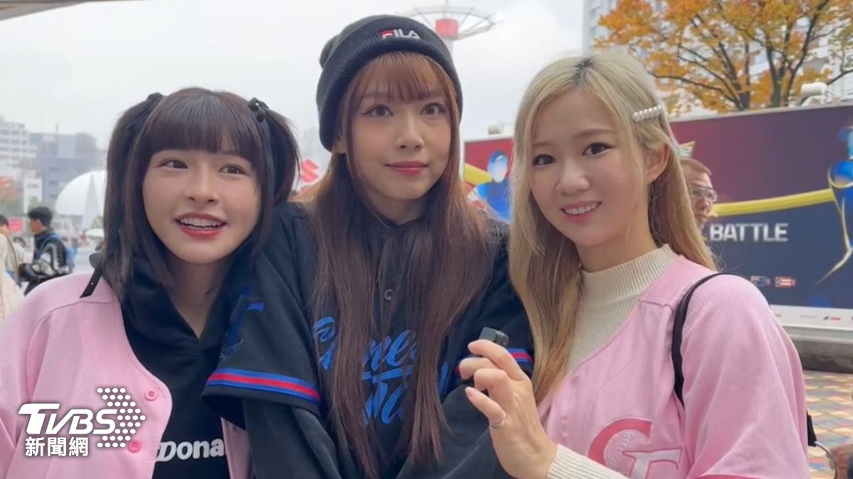 啦啦隊女孩秀秀子(右1)也飛東京加油。(圖/TVBS)