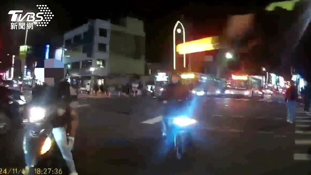都是別人的錯?騎士違規左轉 怪警方不指揮交通「釣魚執法」