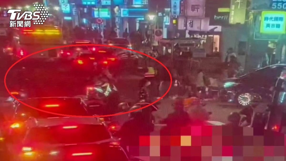 警員指揮交通時發現違規機車。（圖／TVBS）